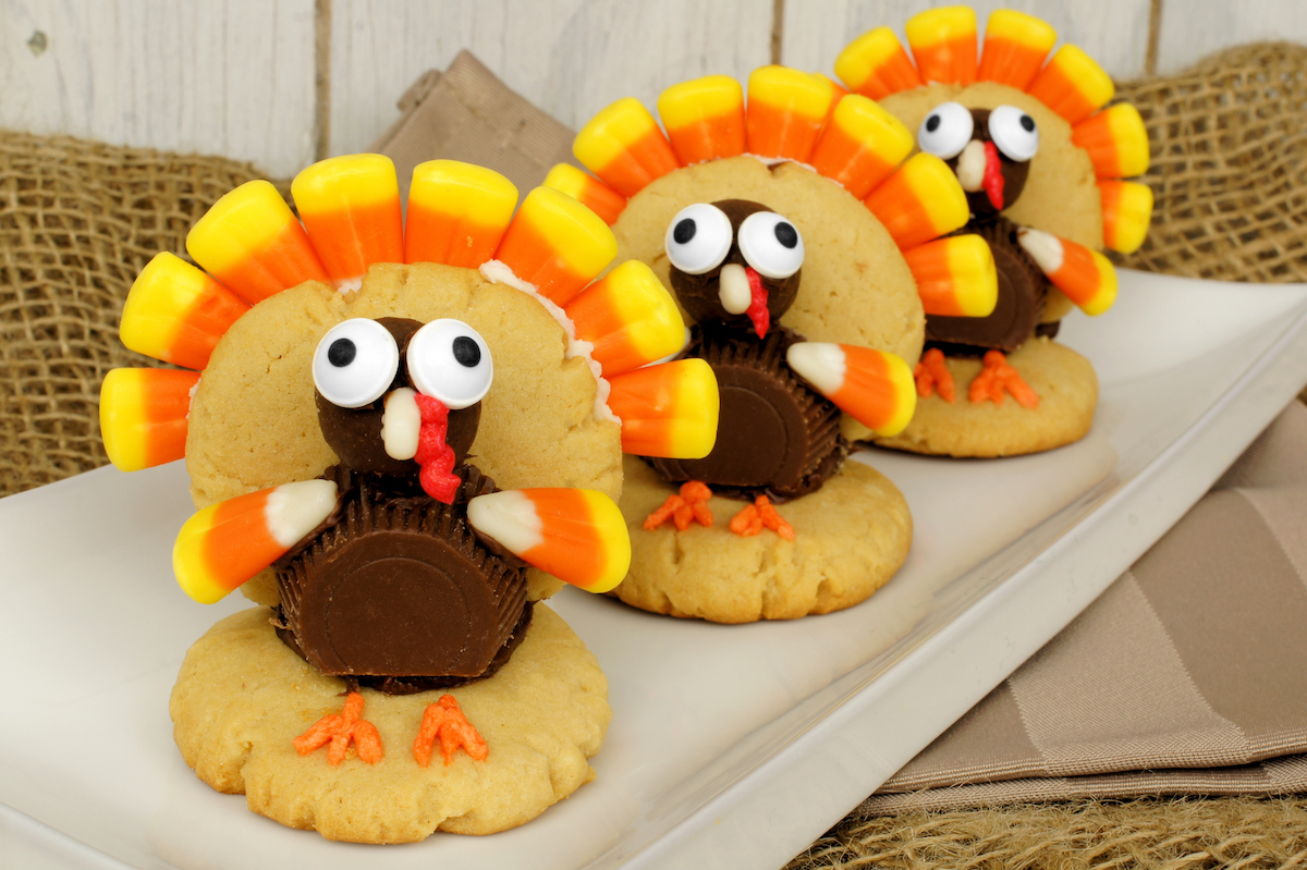 Thanksgiving Treats for Kids - Thanksgiving dessert ideas, candy corn turkecookies @frostedevents frostedBLOG 