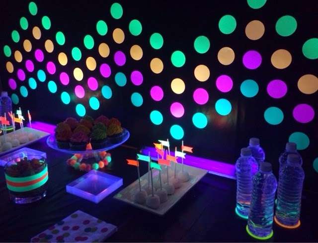 Party themes- Neon party- Glow Party ideas via frostedevents.com @frostedevents #partythemes #neonglowparty #neoncake