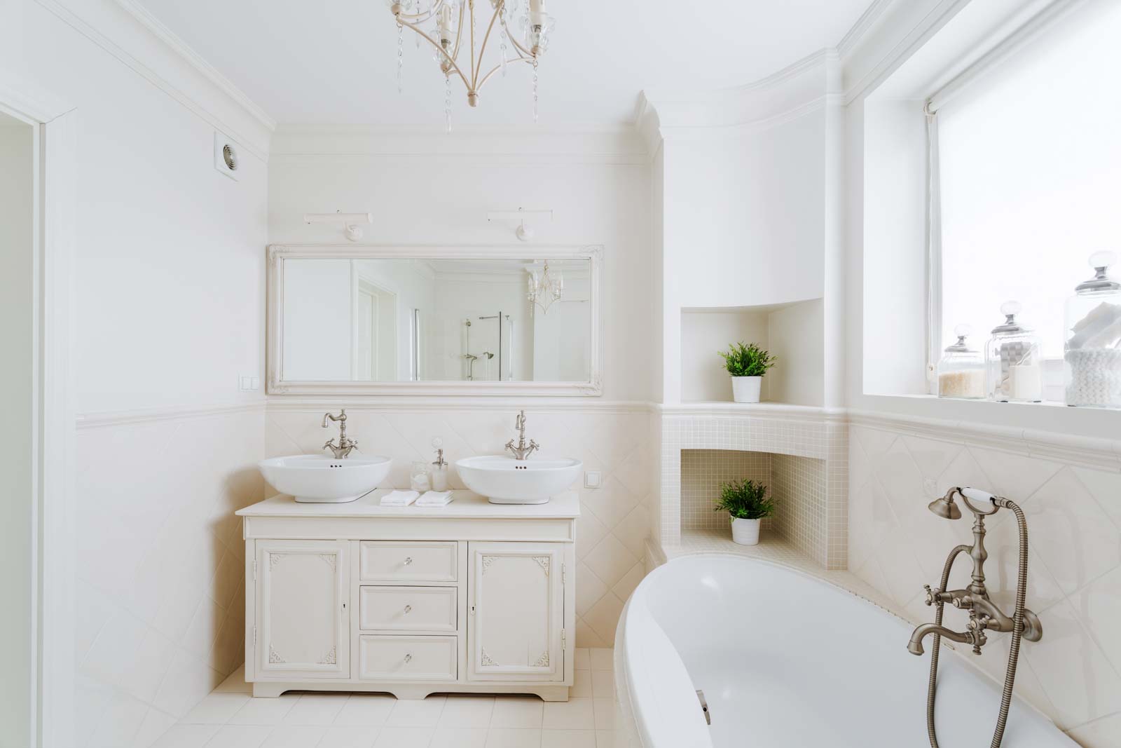 Bathroom Remodeling Ideas and Inspiration + Tips to read before you start your next home remodel project via frostedmoms