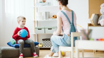 Play Therapy - What it is, how it works and where to find a play therapist near me - child development , therapist and child