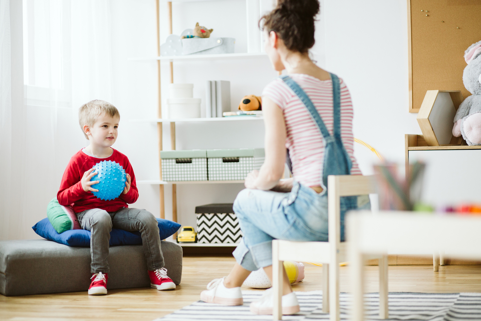 Play Therapy  - What it is, how it works and where to find a play therapist near me  - child development , therapist and child 