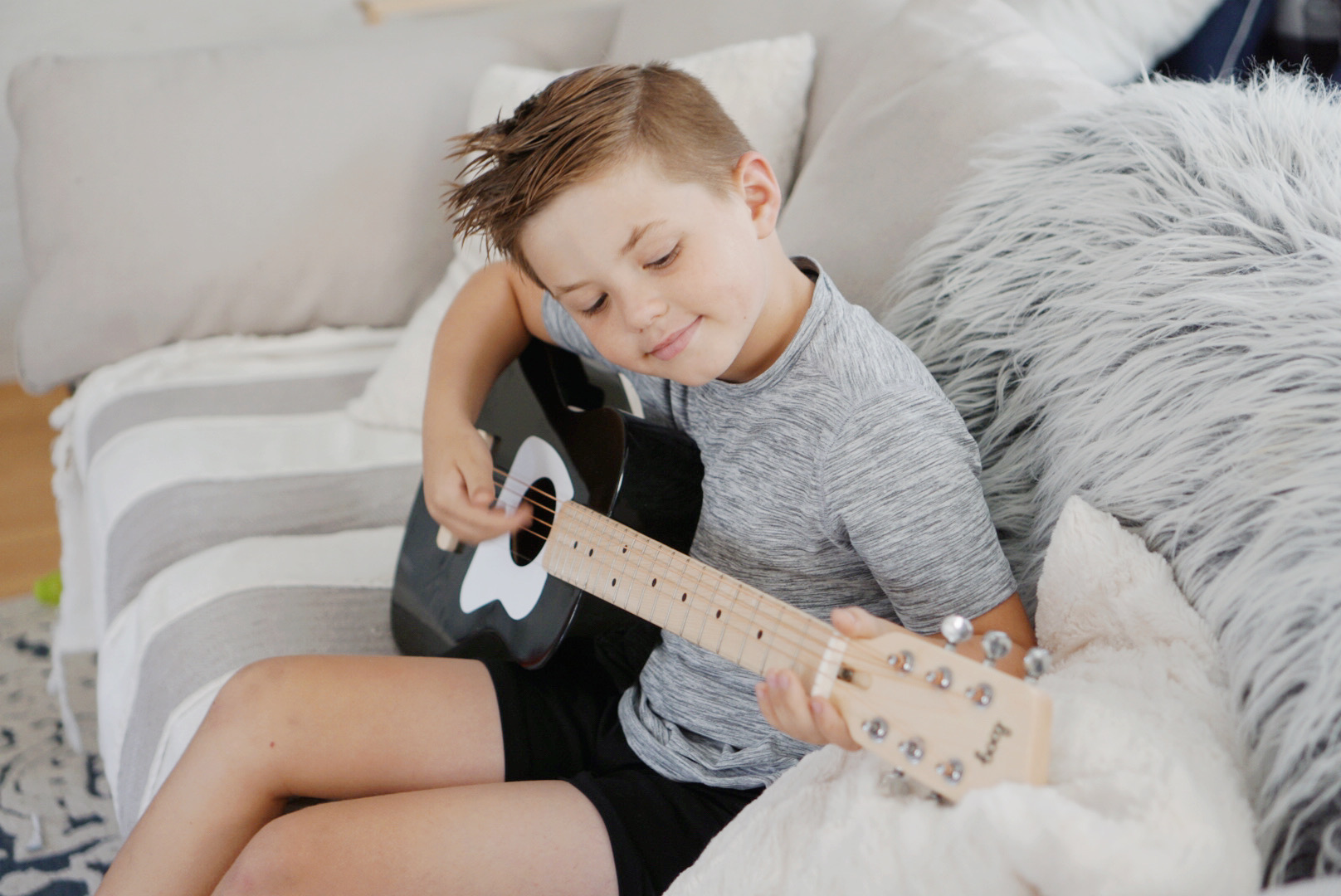 Loog Guitar Review - Best guitar for kids and Guitar Lessons app with video learning plus songbook