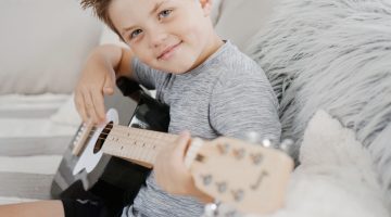 Loog Guitar Review - Best guitar for kids and Guitar Lessons app with video learning plus songbook