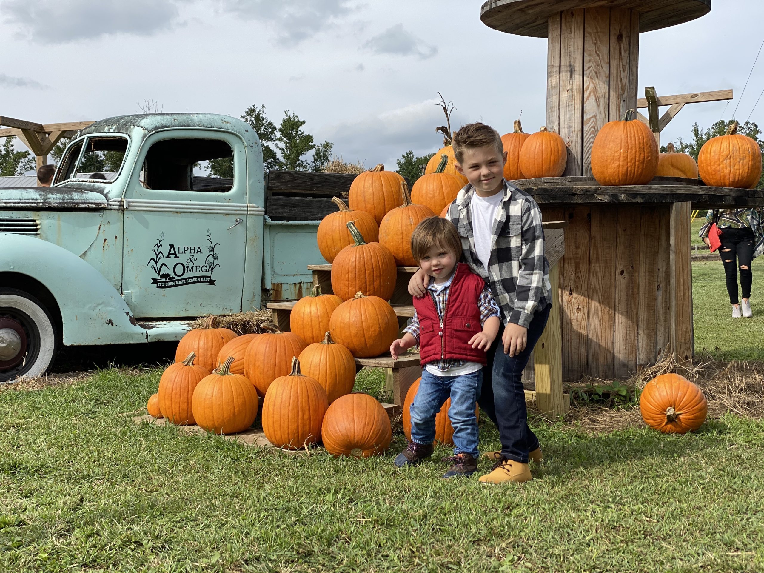 Corn Mazes in NC - Pumpkin Patches and Fall Things to Do - North Carolina - Alpha and Omega - fall family photos